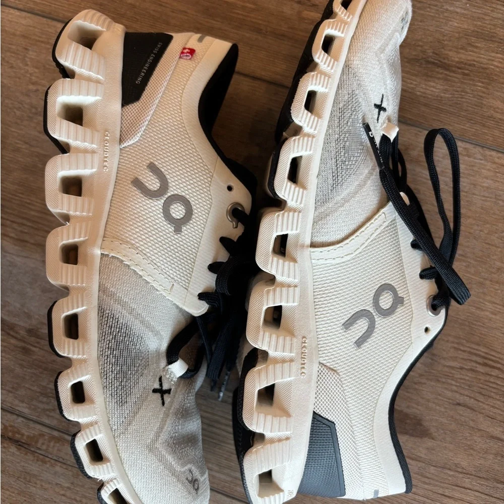 On Cloud X Running Women's Athletic Shoes in White and Black Size 6.5 - Picture 10 of 15